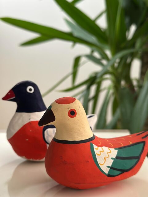 新入り登場!
平和の象徴だから縄張り争いはしないはず。Newcomer!Because it is a symbol of peace, there should be
no territorial dispute.#郷土玩具 #ヘンテコ #モダンアート
#folkcraft #folktoys #japanesecraf