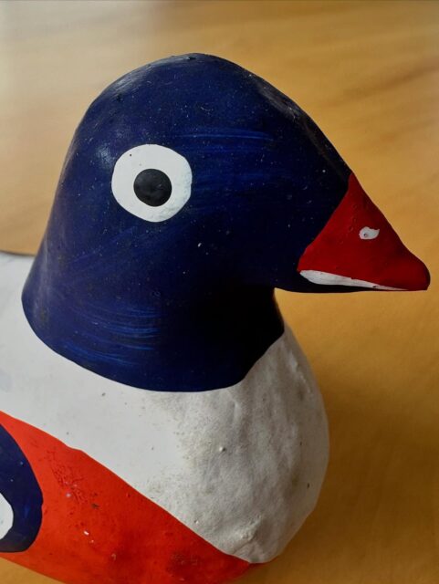 じっとこちらを見つめてくる。
たぶん何か言いたいけど、言わないタイプ。色の配置が完璧すぎて、もはやモダンアート。He stares at me.
I probably want to say something, but I don't say it.The color arrangement is so perfect that it is no longer
modern art.#郷土玩具 #ヘンテコ #モダンアート
#folkcraft #folktoys #japanesecraf