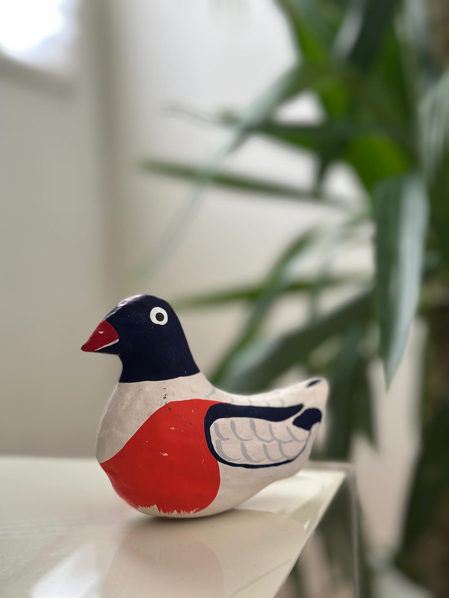 飛べないけど、存在感は抜群。
すました顔してるけど、実はちょっとドヤってる。I can't fly, but I have an outstanding sense of presence.
He has a sullen face, but he's actually a little smug.#郷土玩具 #ヘンテコ #モダンアート
#folkcraft #folktoys #japanesecraf