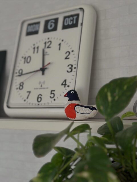 はじめまして。郷土玩具を中心にヘンテコを愛でて暮らす人です。
今日から、日本各地の“ちょっとヘンテコで、
なんか愛しい”玩具たちを紹介していきます。どうぞ、よろしくお願いします。Nice to meet you.He is a person who loves to live with local toys.
From today, "a little weird" from all over Japan,
I will introduce some "lovely" toys.Please take care of me.#郷土玩具 #ヘンテコ #モダンアート
#folkcraft #folktoys #japanesecraf