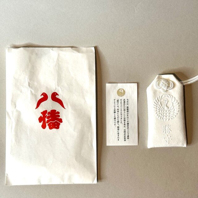 わたくし古物商を営んでおります。
日々、時代を超えて受け継がれてきたモノに触れ、「背景」「物語」「歴史」を大切にしながら商いをしています。…と、今でこそそれっぽいことを言っていますが、もともと、わたくし歴史にも古物にも、
1ミリも興味がありませんでした。ところが。
ある日、何気なく見たNHK大河ドラマ『鎌倉殿の13人』。…気づいたら、
わたしは鎌倉にいました。
しかも、「ちょっと観光」ではありません。
“聖地巡礼”です。”推し活”です。
一社一社、ガチで回りました。
「ここで義時が…」
「ここで頼朝が…」
と、ひとりでブツブツ言いながら参拝する姿は、
完全に“歴史に目覚めたオタク”。
そして、
最初は軽い気持ちで買ったお守り。
「記念にひとつだけね」と言いながら、
気づけばカバンの中はカラカラ音。
次の週も鎌倉。
その次の週も鎌倉。
雨でも鎌倉。
真夏でも鎌倉。こうして、
歴史に無関心だったわたしはドラマきっかけで
鎌倉沼にどっぷりハマり、
そして——
気づけば、
お守りコレクションが完成していました。
まさか自分が、
“歴史オタク × お守りコレクター”になるなんて。
人生、何がきっかけで変わるか、本当にわからないものですね（笑）
今年の「豊臣兄弟」も最高！#郷土玩具
#モダンアート
#カモ
#folkcraft
#folktoys
#japanesecraf
#japanesetoys
#Vintage_Crafted_Folk_Toys
#vintagecraftedforktoys
#ModernArt
#NHK大河ドラマ
#鎌倉殿の１３人
#豊臣兄弟