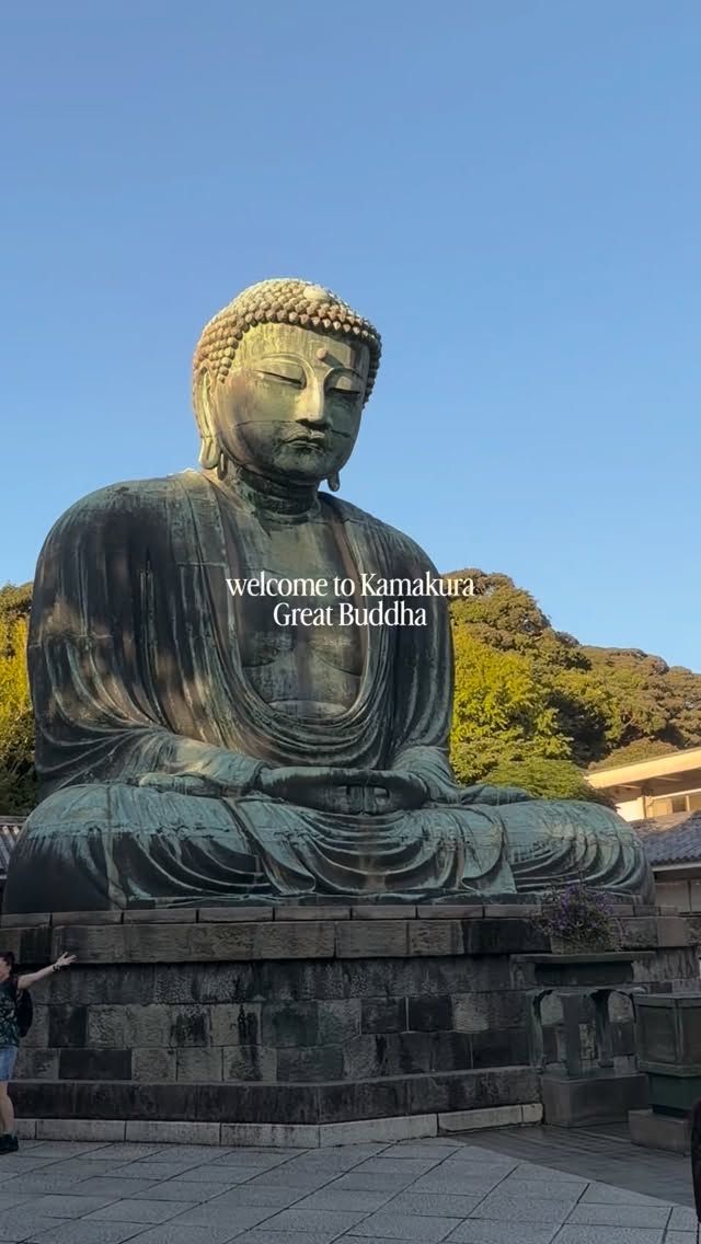 久しぶりに晴れたので鎌倉の大仏様にお参りしてきました。
夕日に照らされた大仏様がとっても良い表情をしていました。It finally cleared up today, so I went to pay my respects to the Great Buddha in Kamakura.
Bathed in the setting sun, the Great Buddha had a truly wonderful expression.About the Great Buddha at Kotoku-in Temple
The Great Buddha of Kotoku-in, designated a National Treasure, is a bronze seated statue of Amida Nyorai widely renowned for standing in the open air (roza). Measuring approximately 11.3 meters in height and weighing about 121 tons, this statue—though slightly smaller in scale than the Great Buddha (Daibutsu) of Todai-ji in Nara—retains much of its original appearance from the time of its creation, making it an exceptionally significant masterpiece in the history of Japanese Buddhist art.
According to the Azumakagami, the official chronicle of the main branch (Tokuso) of the Hojo clan, construction began in 1252 (the fourth year of the Kencho era). It is said that the funding was raised through donations collected by the monk Joko. However, many details surrounding its creation remain unclear to this day, and even the identity of the original sculptor has yet to be definitively specified.#japaneseculture #wabisabi #大仏 #鎌倉