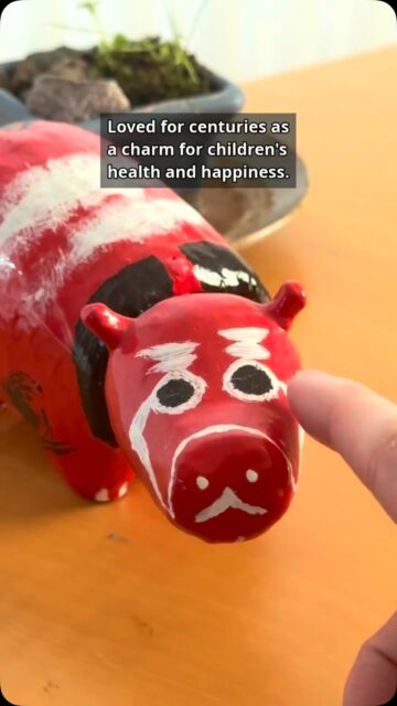 This design is 400 years old. 🐄
Meet the akabeko, a handmade, hand-painted papier-mâché cow from Tohoku, Japan. For centuries it has been loved as a charm for children's health and happiness. And yes, its head bobs.
One of a kind, from Japan. Link in bio.
Would you keep one by your desk?東北の郷土玩具、赤べこです。手作り・手描きの表情がなんとも可愛いんです。
#akabeko #japanesefolktoy #folktoy #mingei #tohoku
